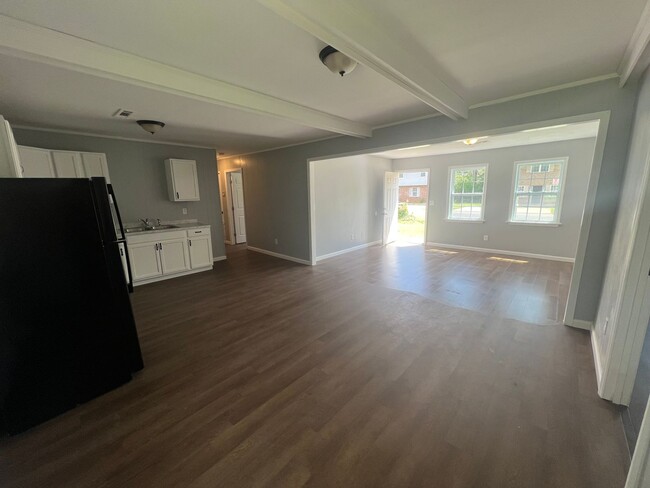 Building Photo - 4 bedroom 1 bathroom home in University Manor