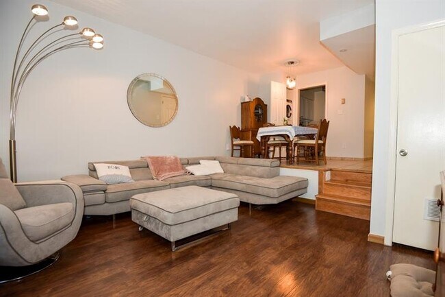 Building Photo - 608 Carriage Cir