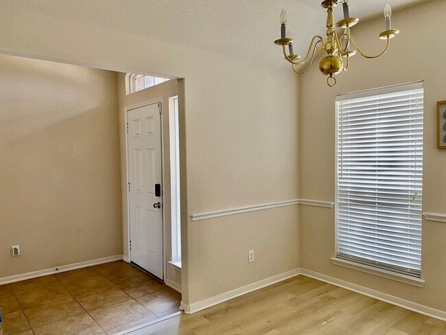 Foto del edificio - Beautiful One-Story Home Minutes from 290 ...