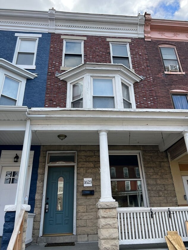 Foto principal - Renovated and Charming Townhome Available Now