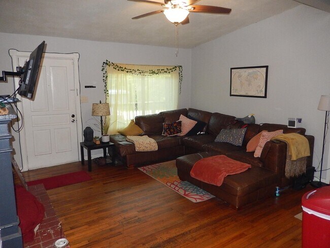 Building Photo - 1663 Sharkey St