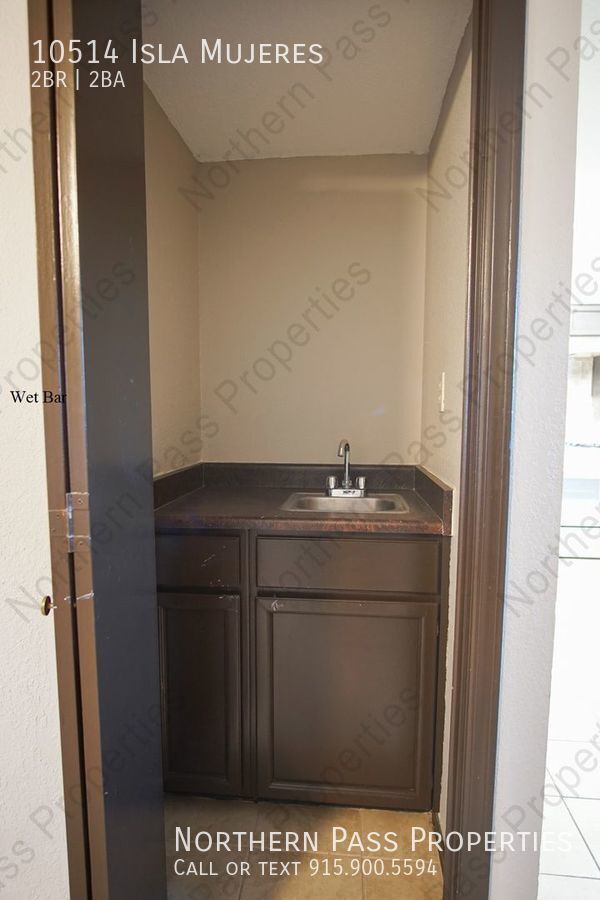 Building Photo - 2 Bedroom Eastside Duplex
