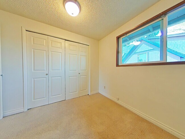Foto del edificio - 2 Bedroom Duplex ~ Close to Campus