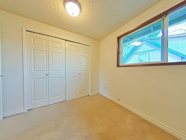 Building Photo - 2 Bedroom Duplex ~ Close to Campus