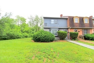 Building Photo - 300 S Dogwood Dr