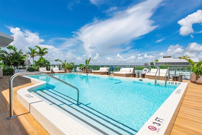 Foto del edificio - 9901 W Bay Harbor Dr
