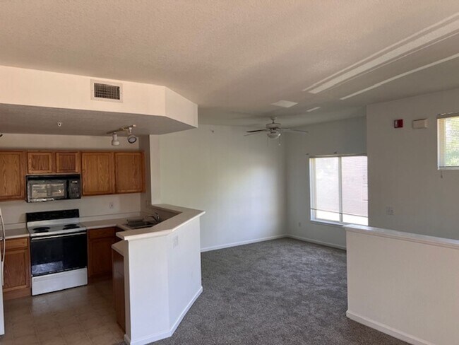 Building Photo - 2-Bedroom Condo in SE Denver; Gated Commun...