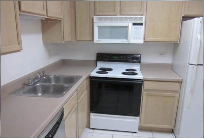 Kitchen - 274 W Ct of Shorewood
