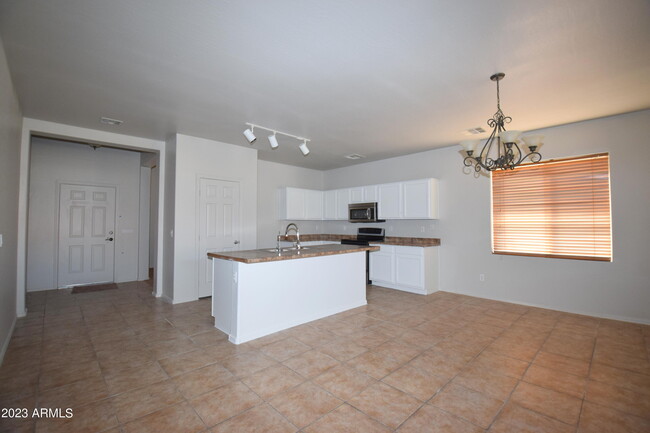 Building Photo - 1272 E Strawberry Dr