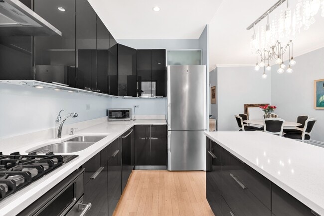 Building Photo - 327 W 83rd St