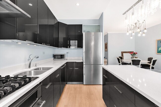 Foto del edificio - 327 W 83rd St