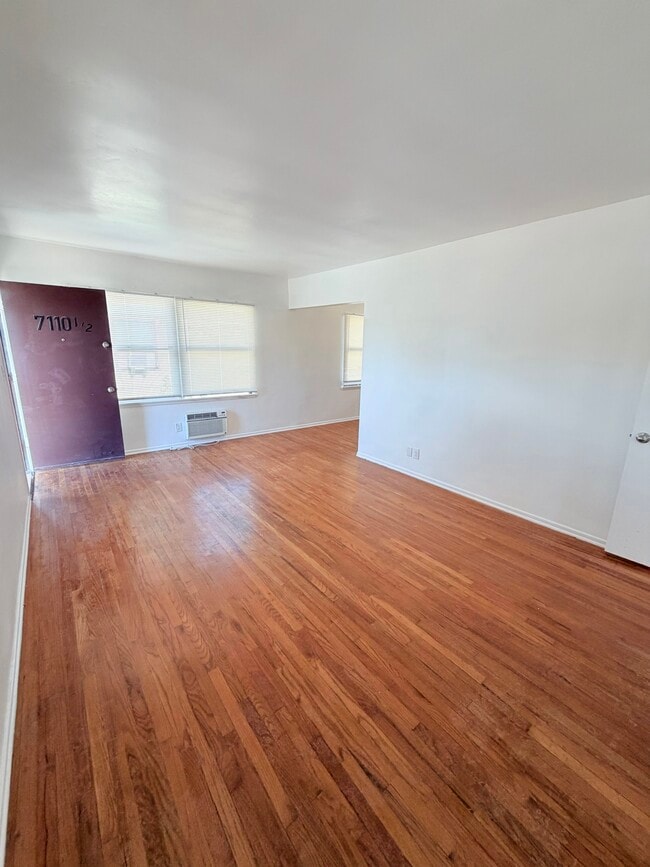 Foto del edificio - 7110 1/2 Haskell Ave