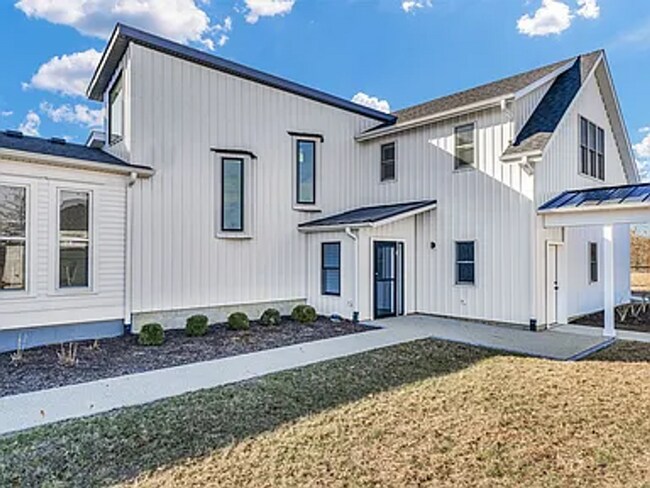 Foto del edificio - NEW LISTING-5 bedroom, 3 bathroom farmhouse-DeLand, Illinois