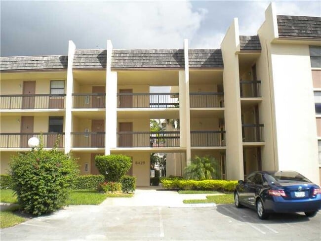 Building Photo - 8429 Forest Hills Dr