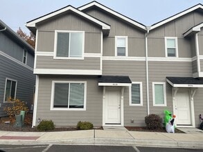 Building Photo - 404 Oak St