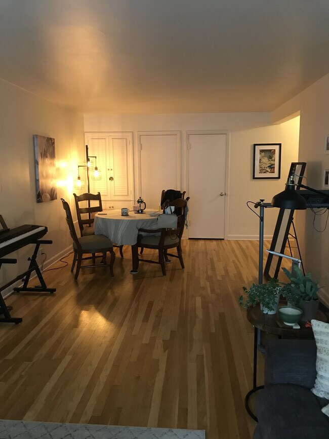dining area - 700 E Henry Clay St