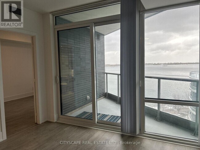 Photo du bâtiment - 1 Edgewater Dr