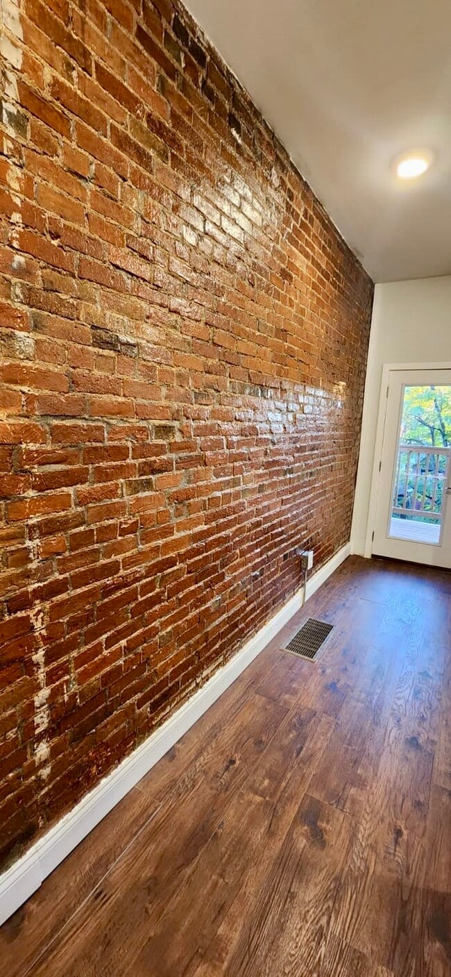 Building Photo - 39 E Clifton Ave