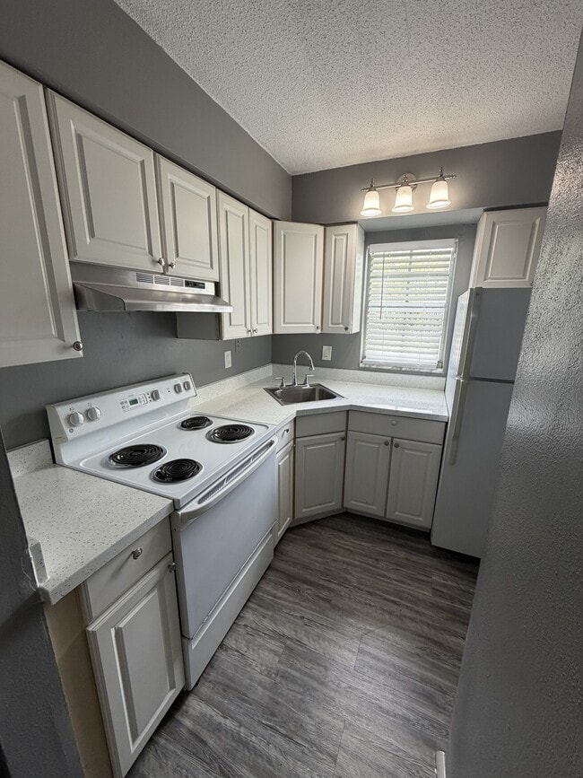 Interior Photo - 111 SW Madison Cir N, St Petersburg, FL 33703
