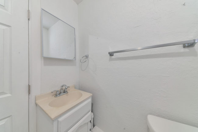 Building Photo - 909 S 35th Ave