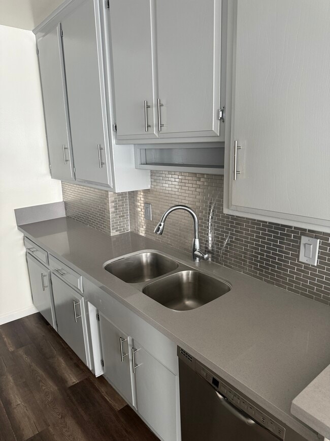 Foto del edificio - 1031 N Harper Ave