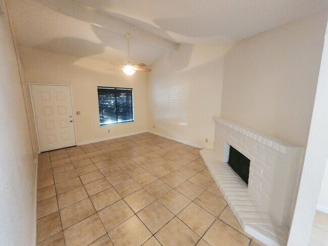 Building Photo - 4921-4923 Saddlerock Way