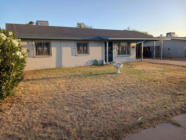 Building Photo - Amazing 3 Bedroom 2 Bath home in Tempe