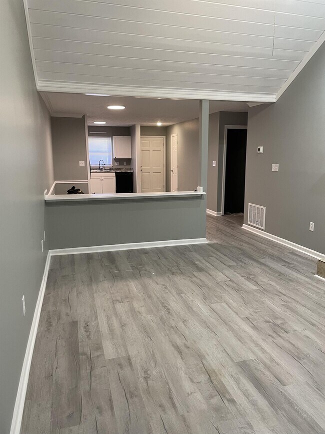 Building Photo - 210 Eaglewood Ct