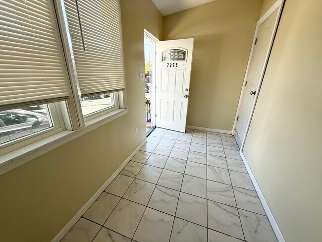 Foto del edificio - Gorgeous 3-Bedroom Townhome in Elmwood Park! Available NOW!
