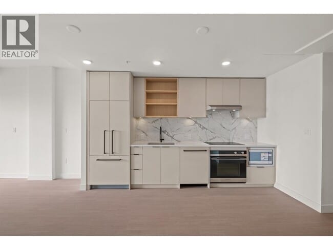 Building Photo - 422 E 3rd St