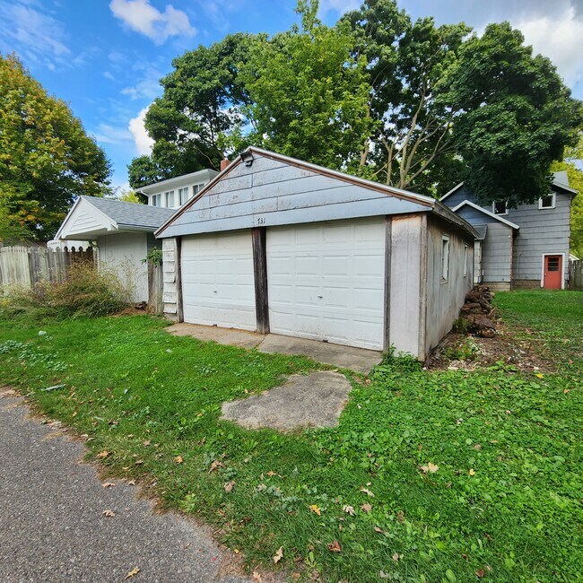 731 N Sycamore St Unit 731.5, Lansing, MI 48906 Apartments in Lansing