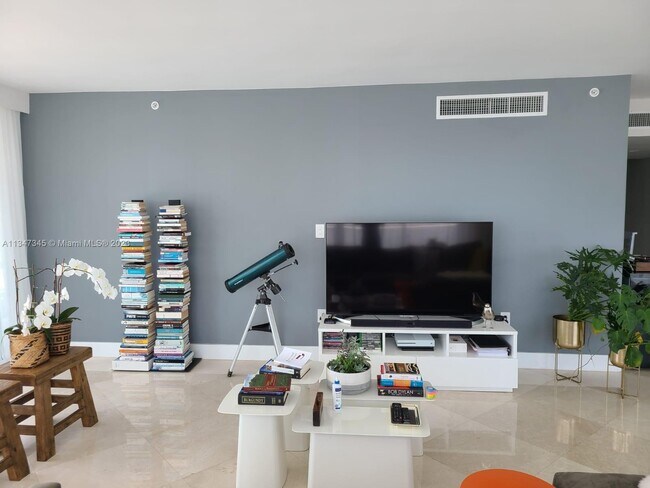Building Photo - 16500 Collins Ave