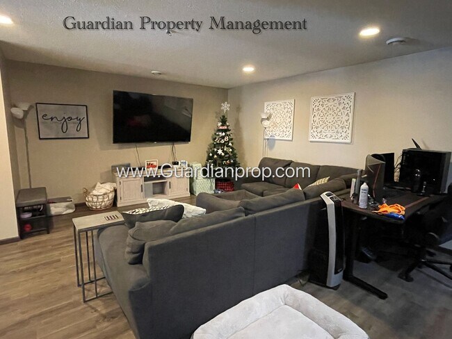 Building Photo - Lakeville 2 Bedroom Town Home, 2 Car Garag...