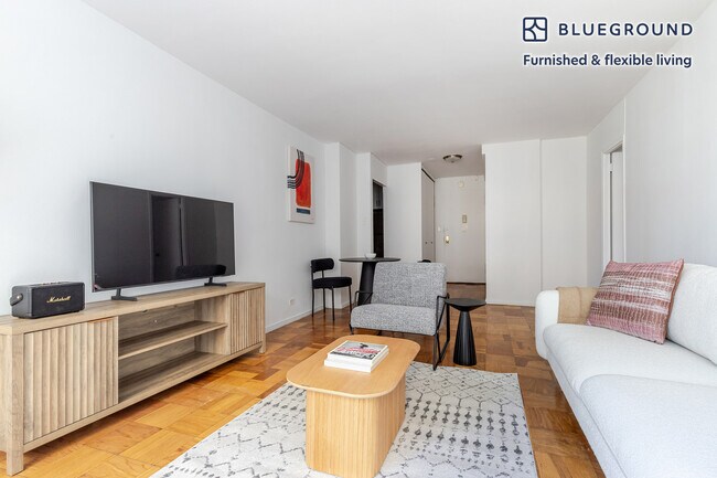 Foto del edificio - 330 E 46th St