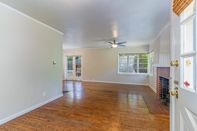 Foto del edificio - 6172 Moraga Ave - 2 bedroom | 1 bath | Sin...