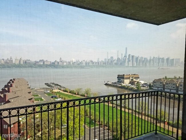 Foto del edificio - 7913 River Rd