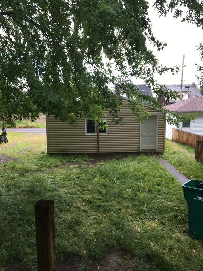 Building Photo - 3 bedroom with garage