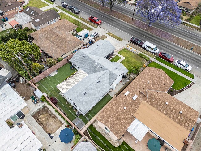Foto del edificio - Beautiful 4 Bedroom Home with Smart Features, Entertainer’s Backyard & Attached Garage