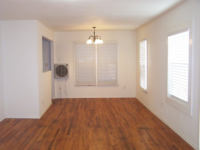 Foto del edificio - Cute 2 Bd / 1 Ba Home - A must see!