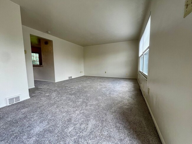Building Photo - Fantastic Two Bedroom Townhouse in Penn Hills with Garage & Patio! Call Today!