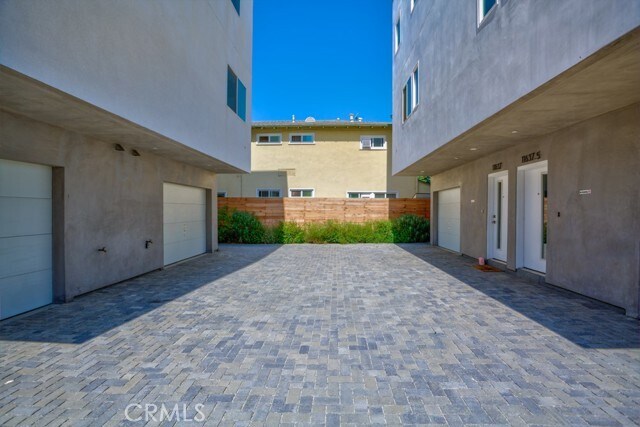 Foto del edificio - 1/2-11632 Burbank Blvd