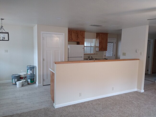 Building Photo - 425 Circleway Dr