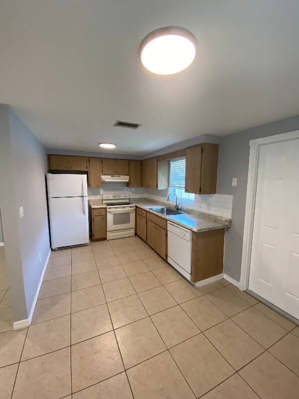 Building Photo - 2040 Sandrala Dr