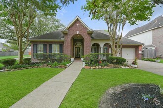 Building Photo - 1008 Elm Pointe