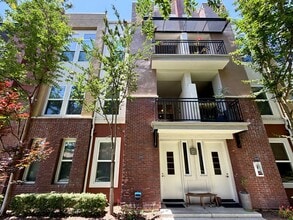 Building Photo - 628 W 1st St