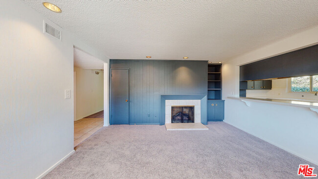 Building Photo - 9258 SWALLOW Dr