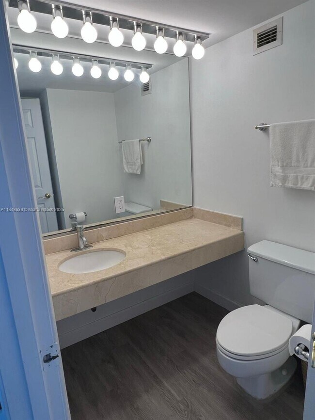 Foto del edificio - 6770 Indian Creek Dr