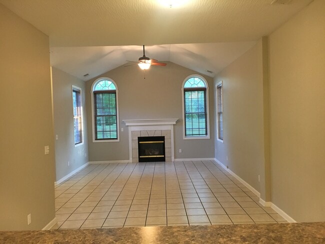 Great room with fireplaxe - 2833 Riverwalk Blvd