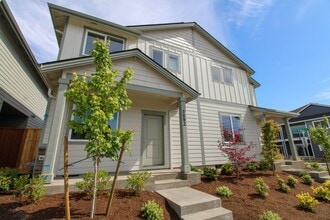 Building Photo - 1892-1898 SE Hankel St