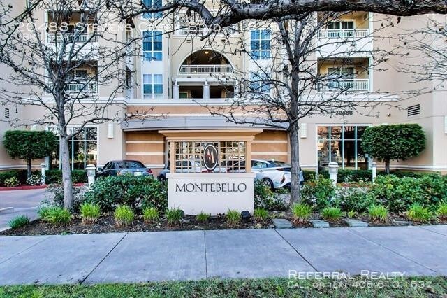 Building Photo - Luxury Penthouse Condo with Beautiful Views!